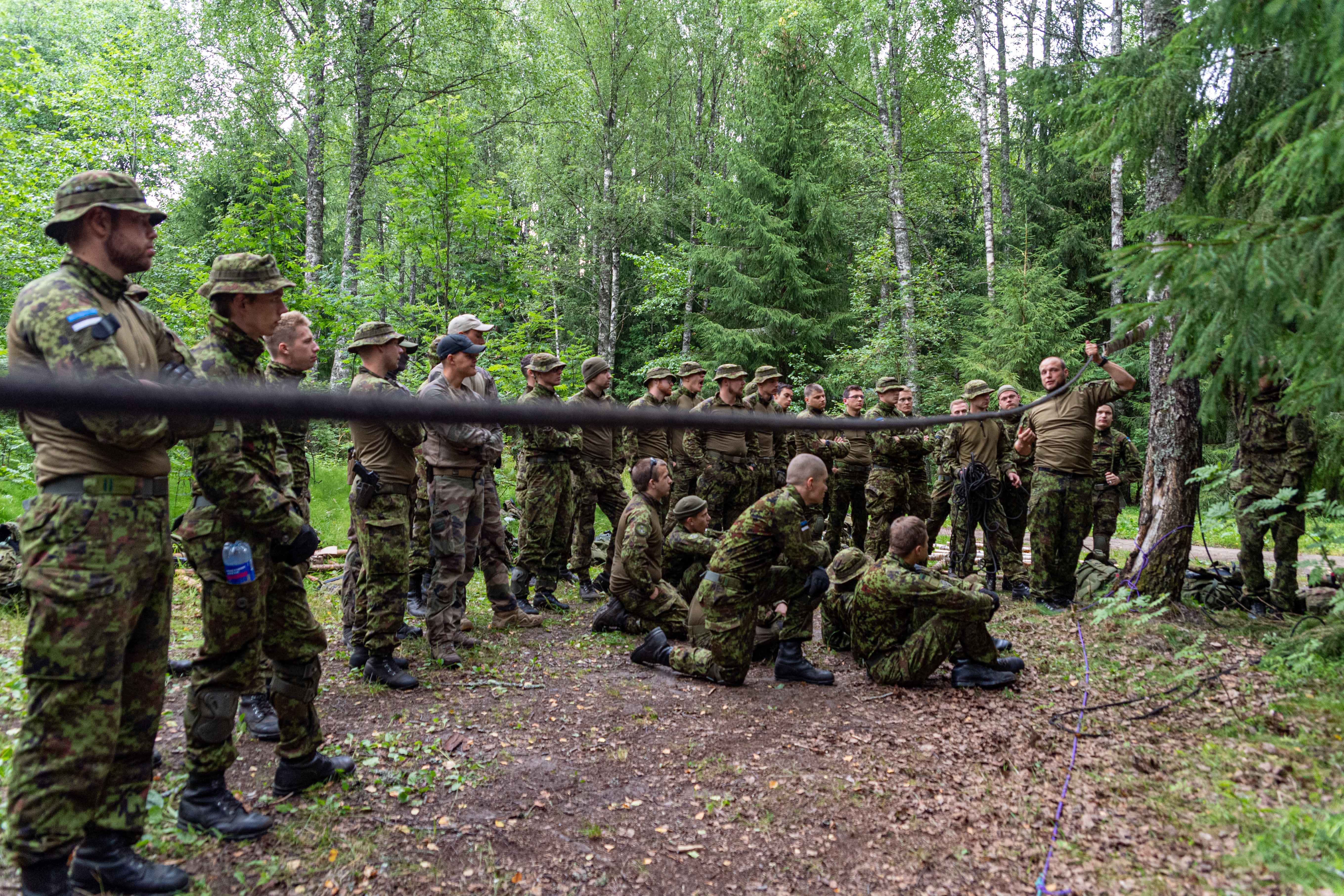 Les militaires écoutent l'instructeur estonien