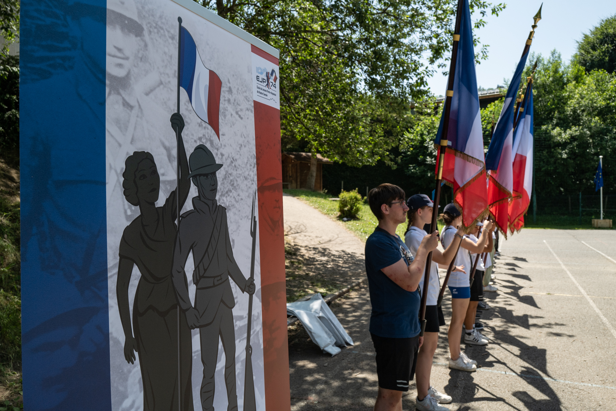 Aux drapeaux, jeunes citoyens