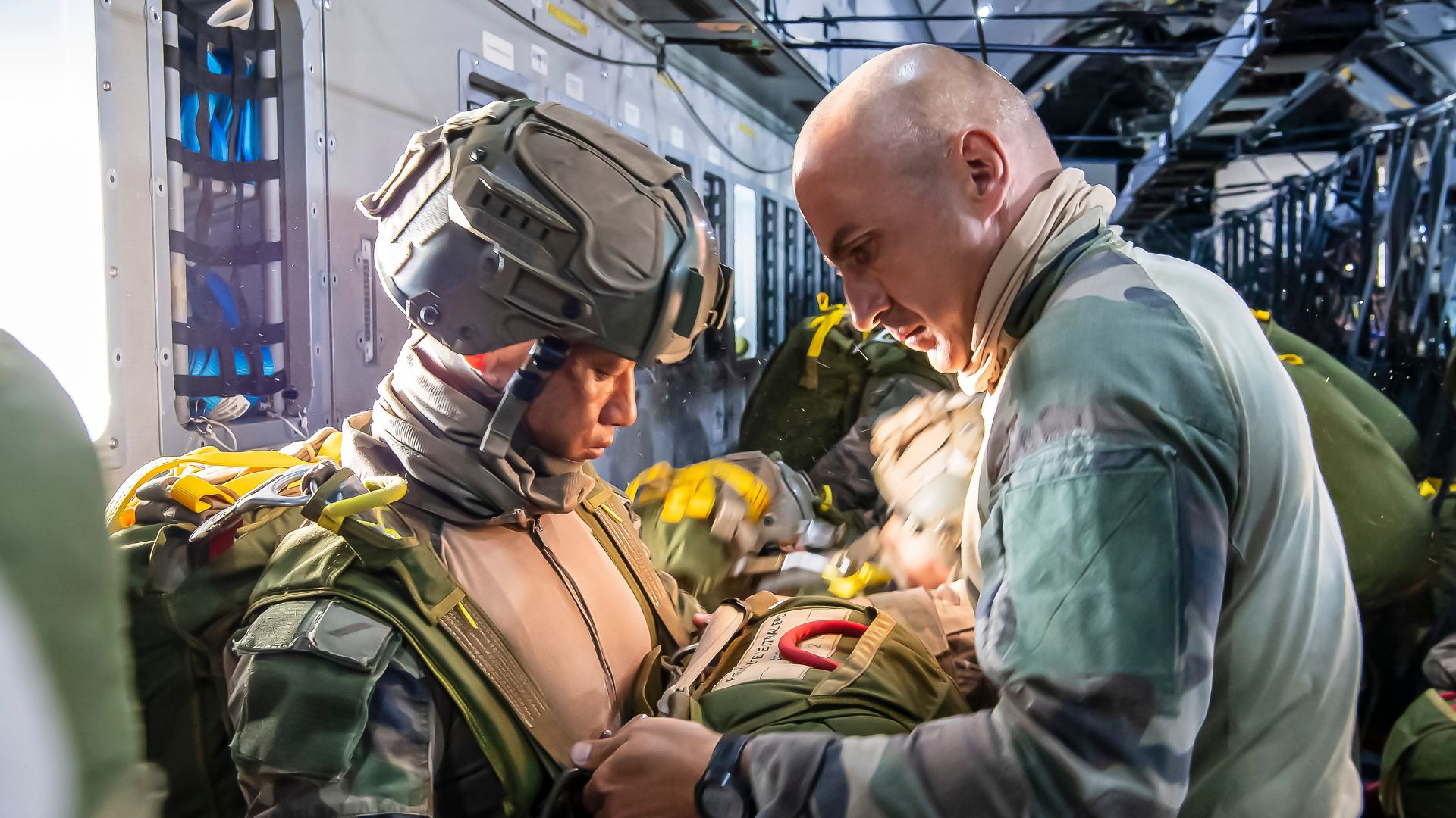 Dernières vérifications des parachutistes par le largueur avant leur mise à terre pour l’opération Thunder Lynx en Estonie. 