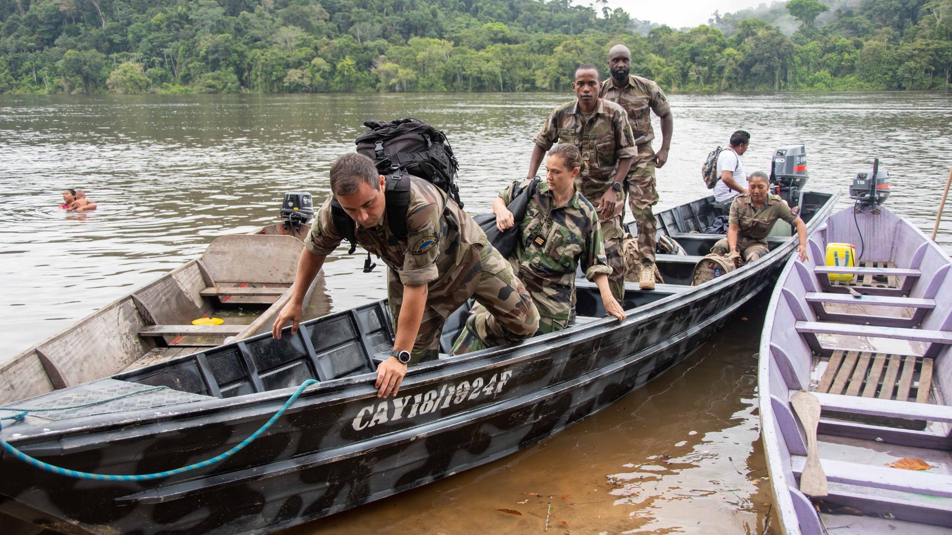 Une équipe du RSMA arrive en pirogue dans un village reculé de Guyane