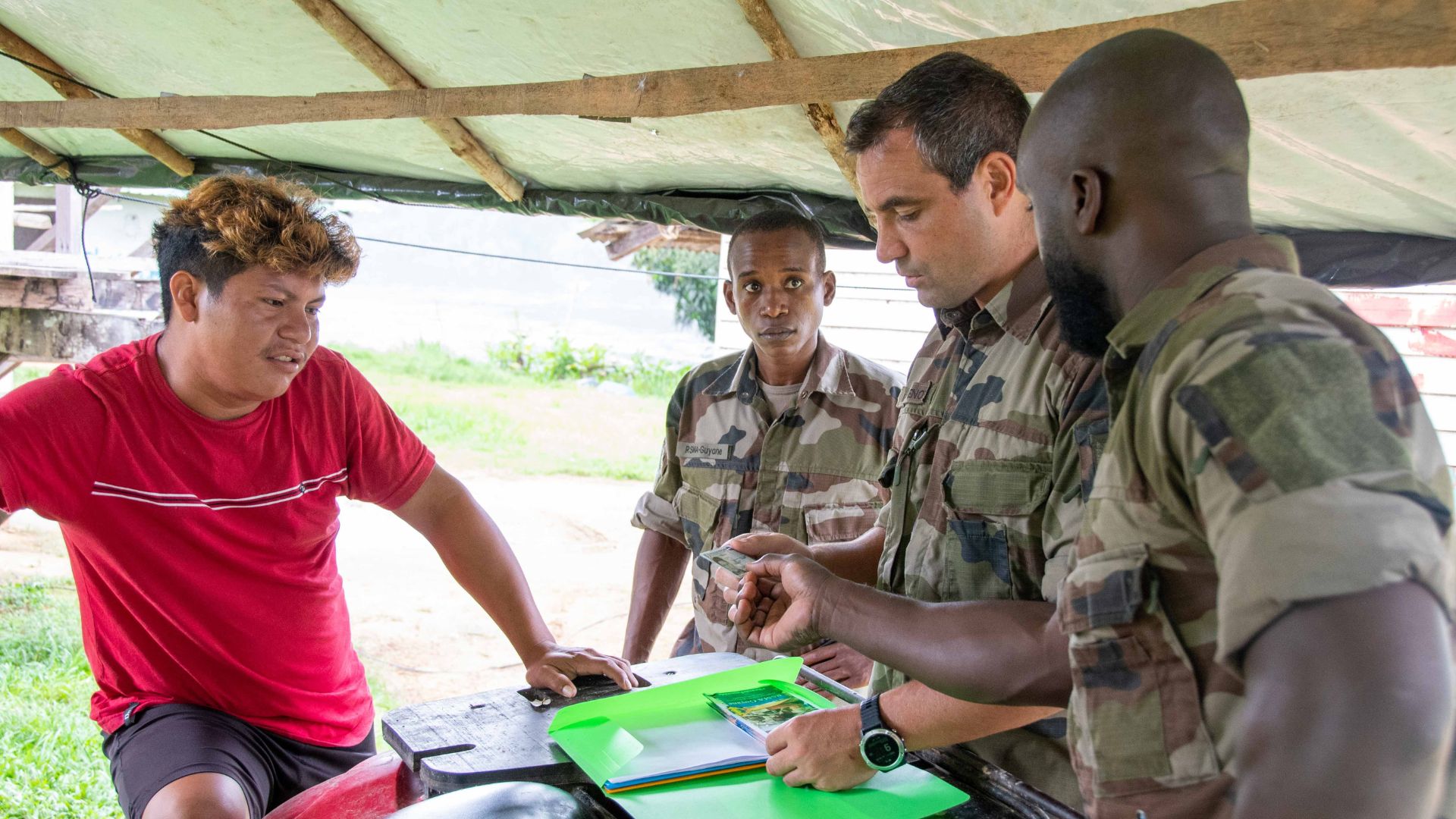 Un jeune guyanais avec l'équipe du RSMA