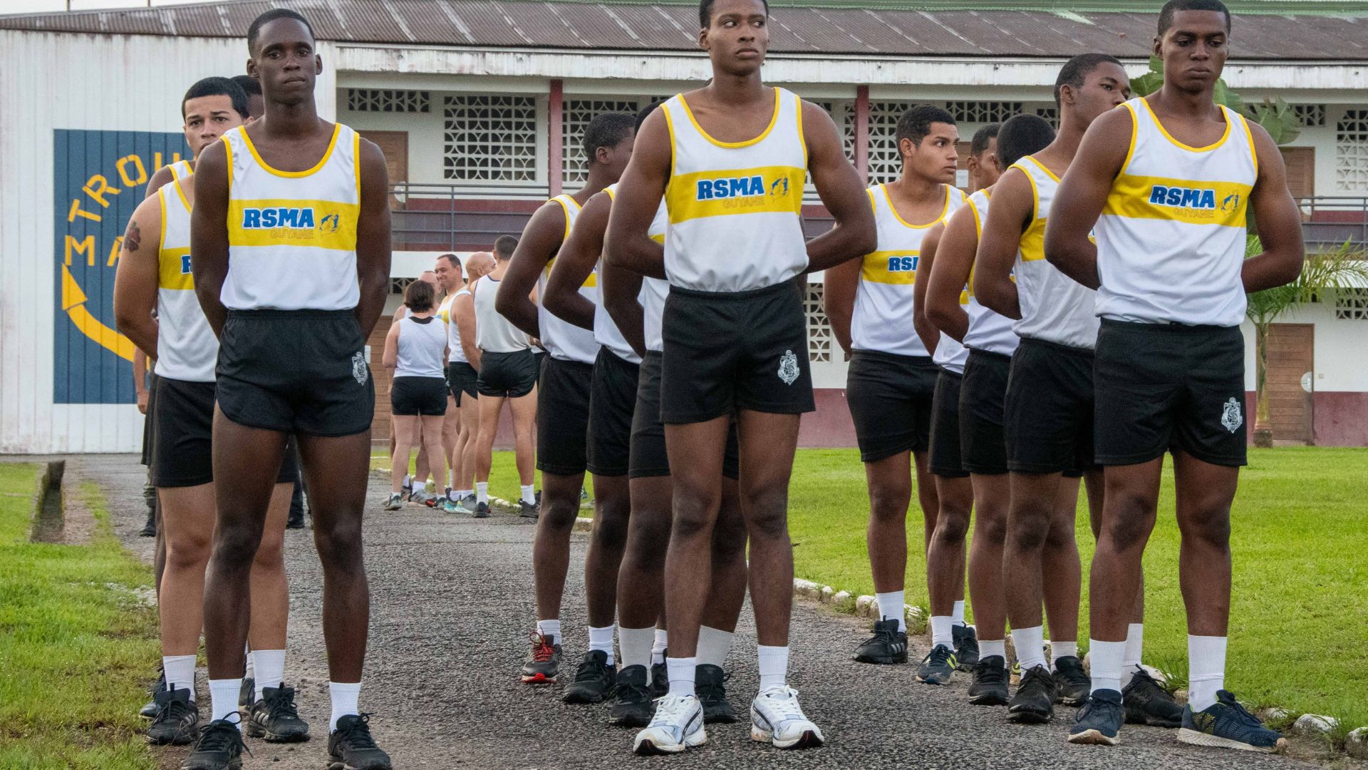 De jeunes Guyanais engagés au RSMA en tenue de sport.