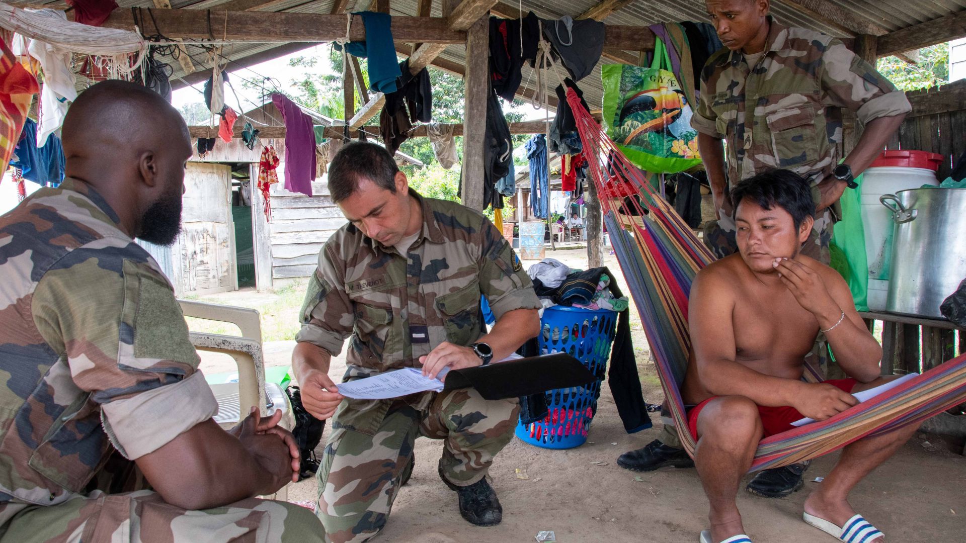 L'équipe du RSMA va à la rencontre des jeunes dans les villages isolés de Guyane.