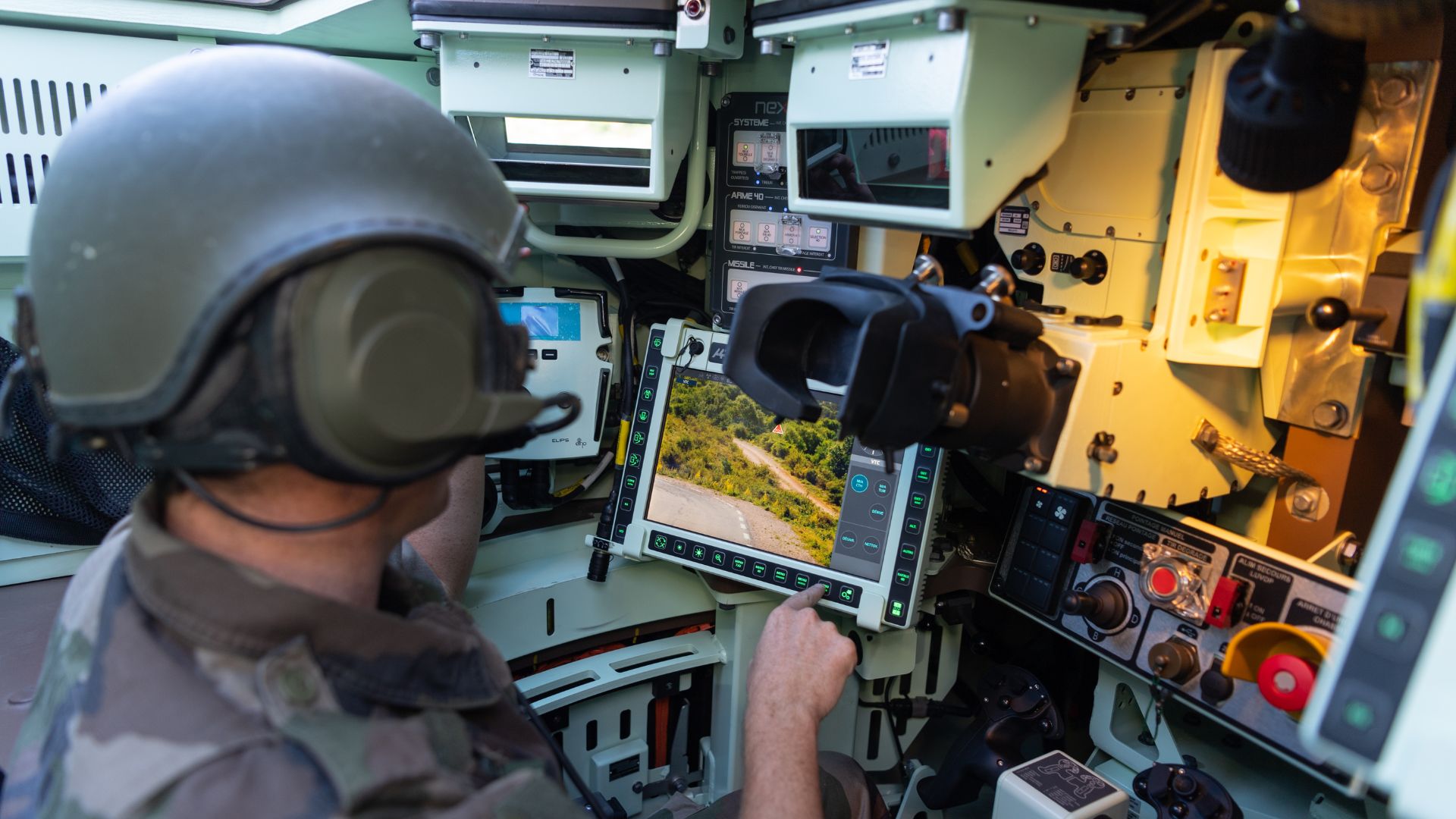 Un pilote à l'intérieur du véhicule Jaguar