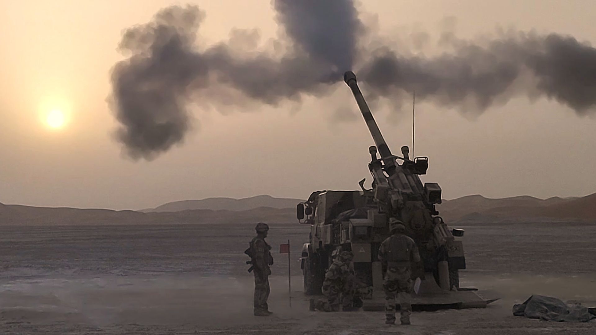 Camion équipé d'un système d'artillerie en phase de tir.