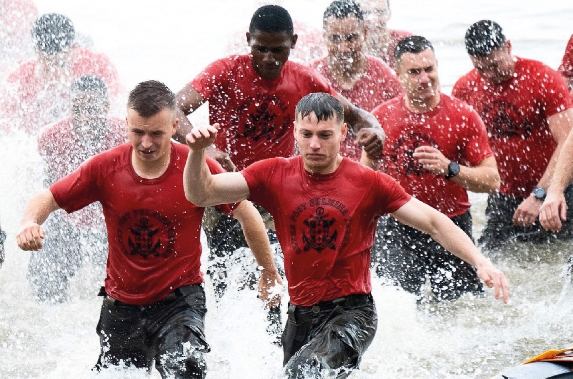 Jeunes militaires traversant une rivière