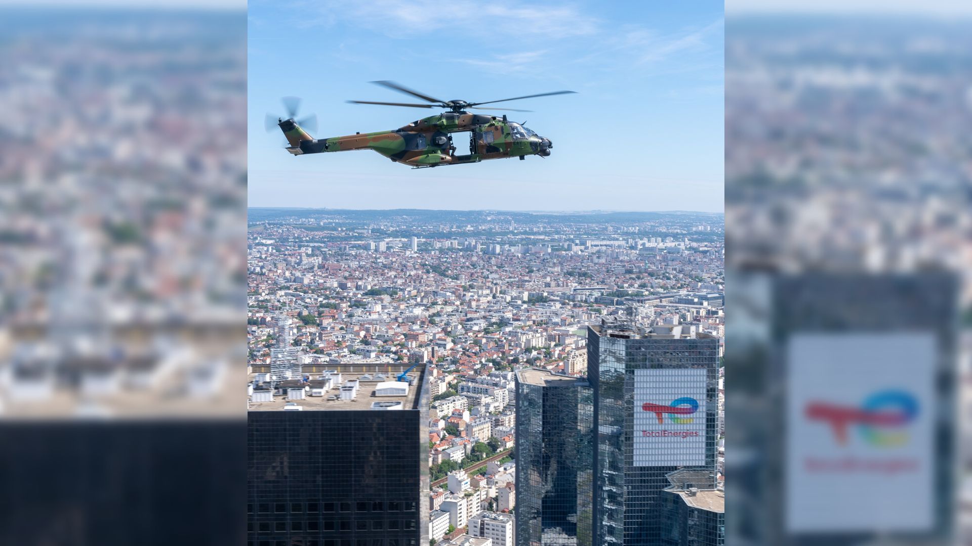 Un hélicoptère passe au-dessus de Paris