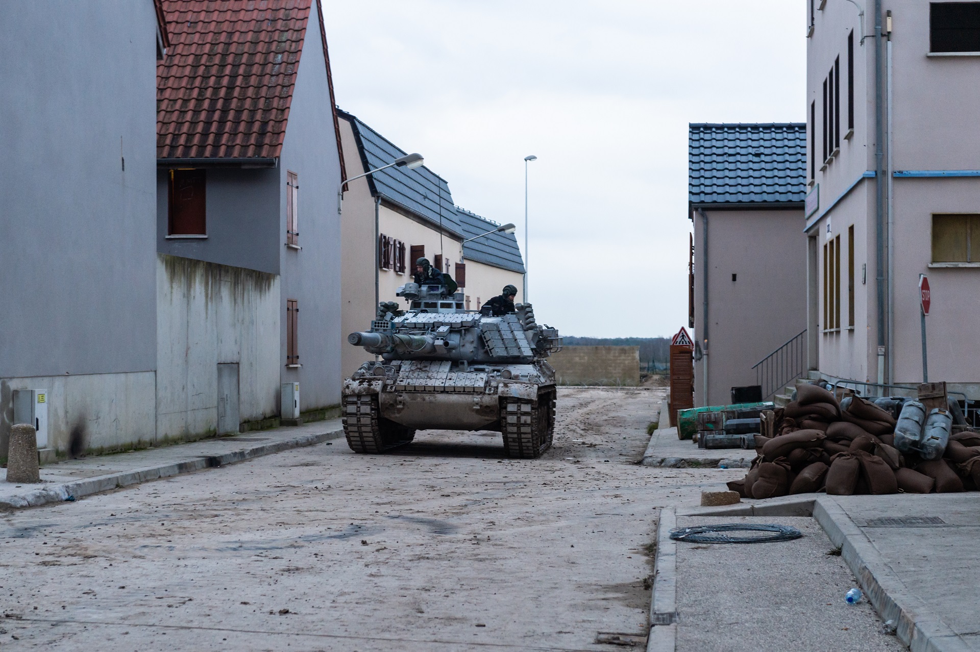 un char AMX 30 dans un village d'entraînement