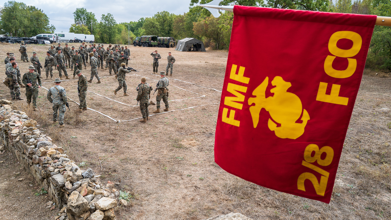 Dans une clairière, les Marines s'entraînent avec leurs fusils à la mains.