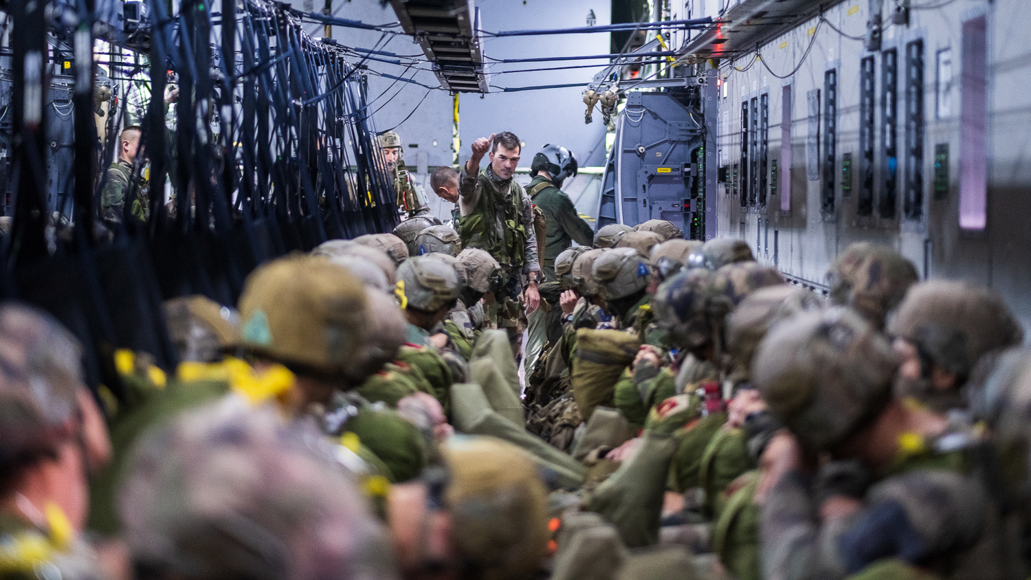 Une fois les parachutistes embarqués et contrôlés dans l'A 400 M, le largueur annonce au personnel navigant qu'ils sont prêts au décollage avec un signe de la main.