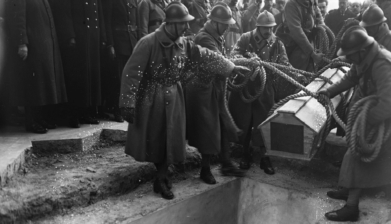 Inhumation du soldat inconnu sous l'Arc de Triomphe