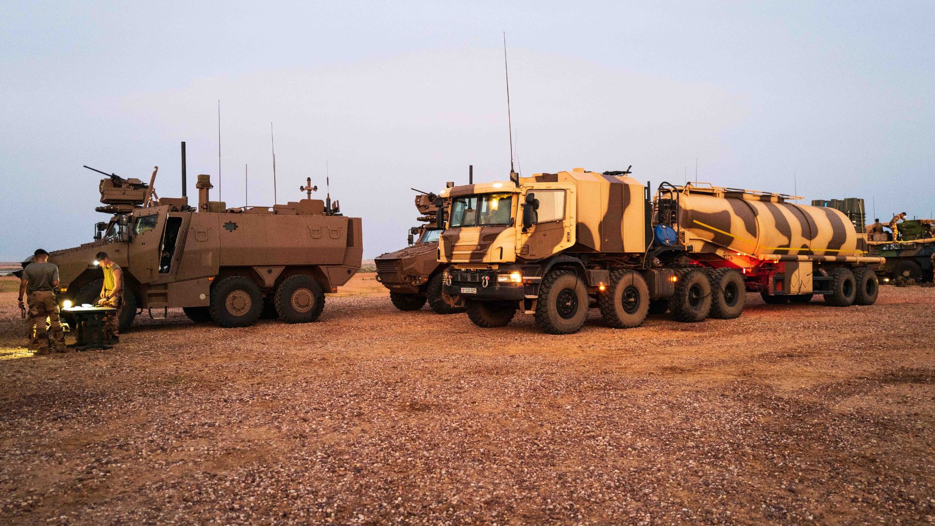 Un Griffon suivi d'un camion blindé CaRaPACE du SEO dans le désert.