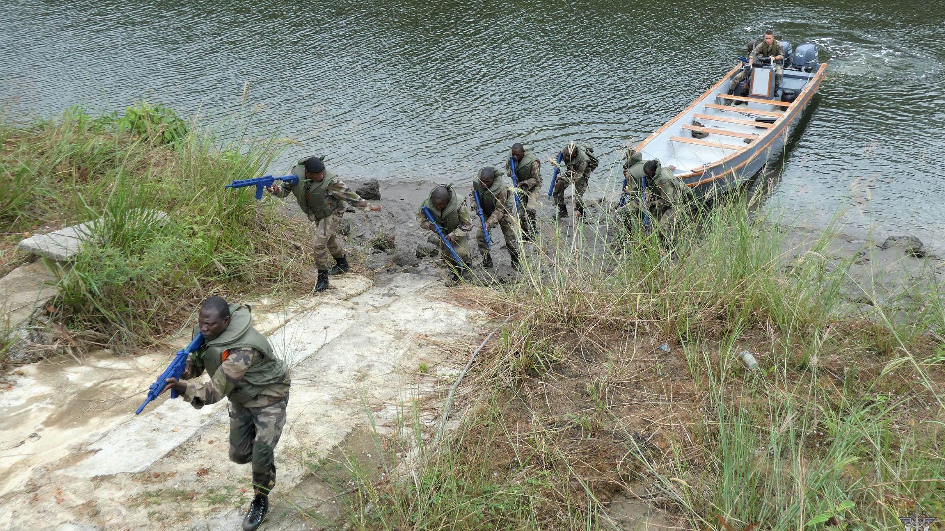 Entraînement au combat fluvial avec camerounais