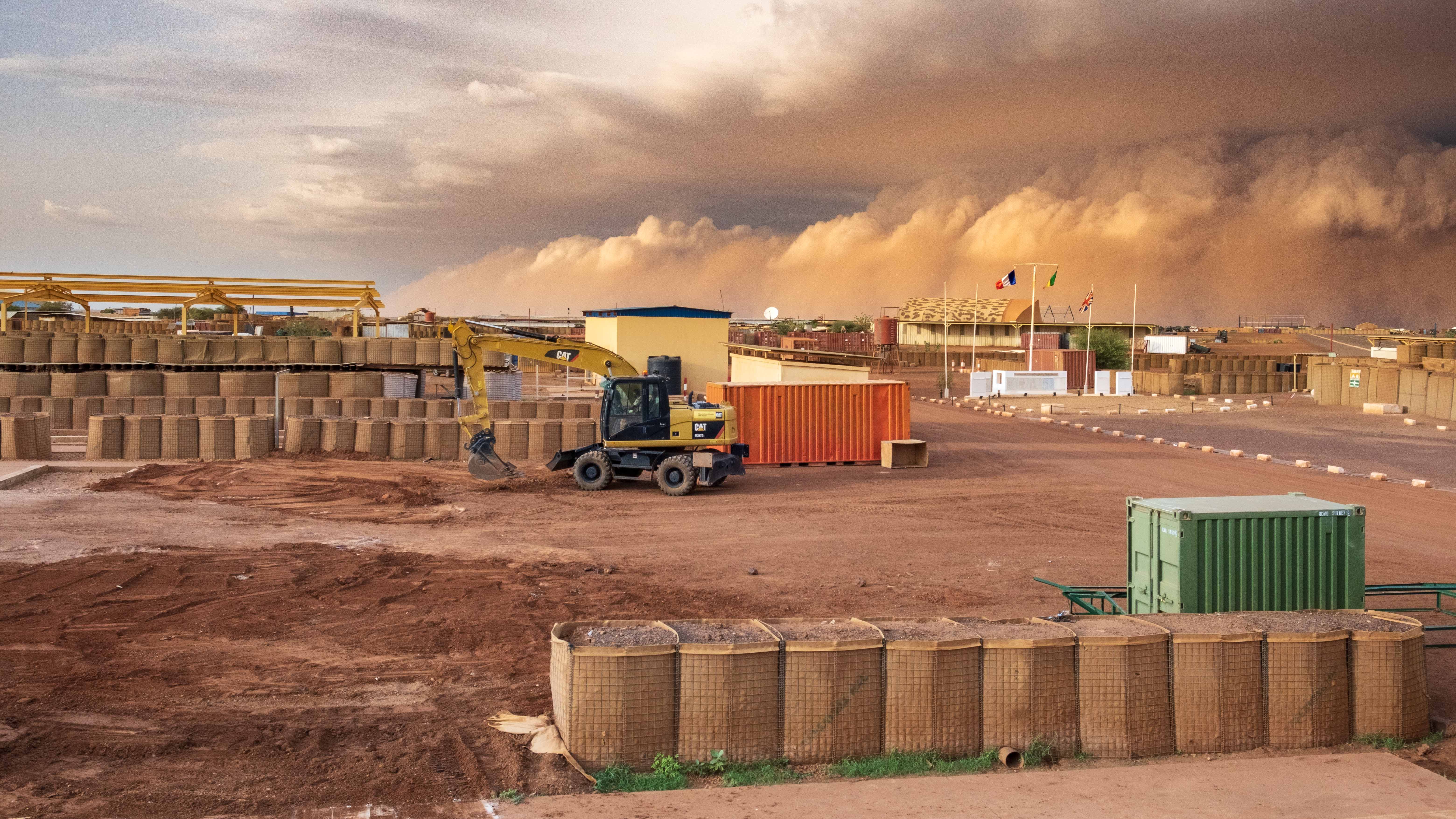 Une tempête de sable s'approche de la plateforme opérationnelle de Gao.