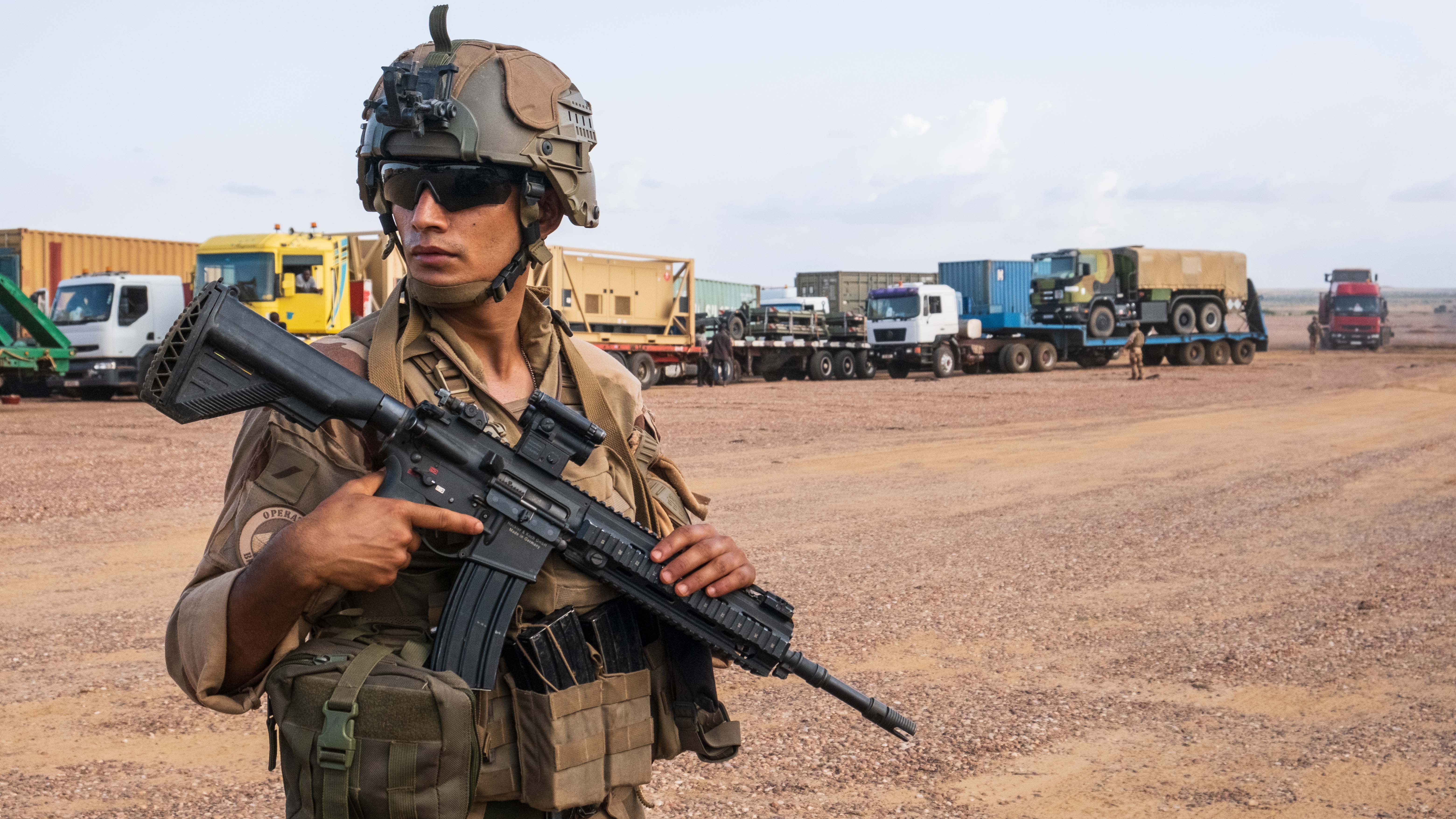 Un militaire de la force Barkhane assure la sécurité lors du parquage des remorqueurs civils.