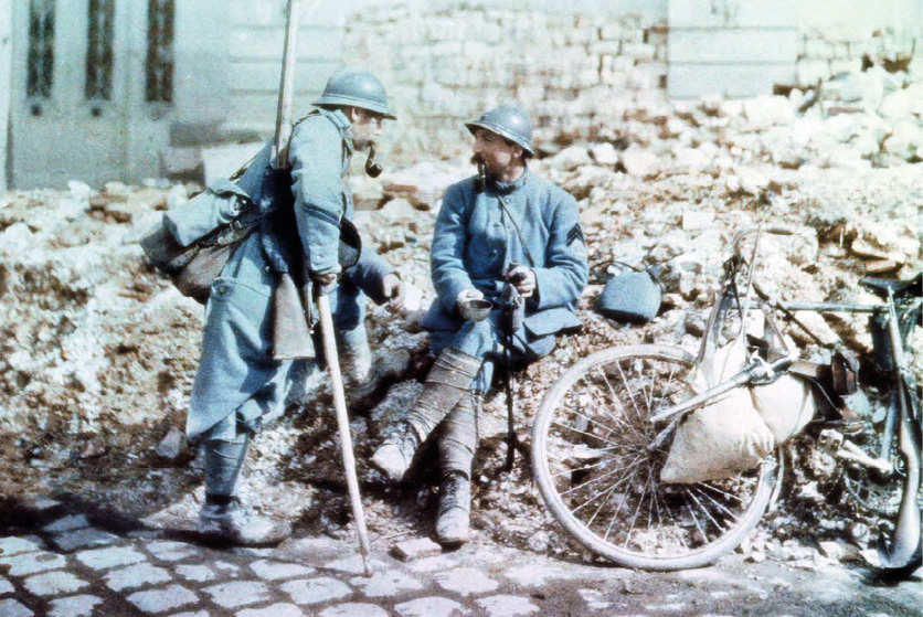 Des soldats de la Grande Guerre sur des ruines.