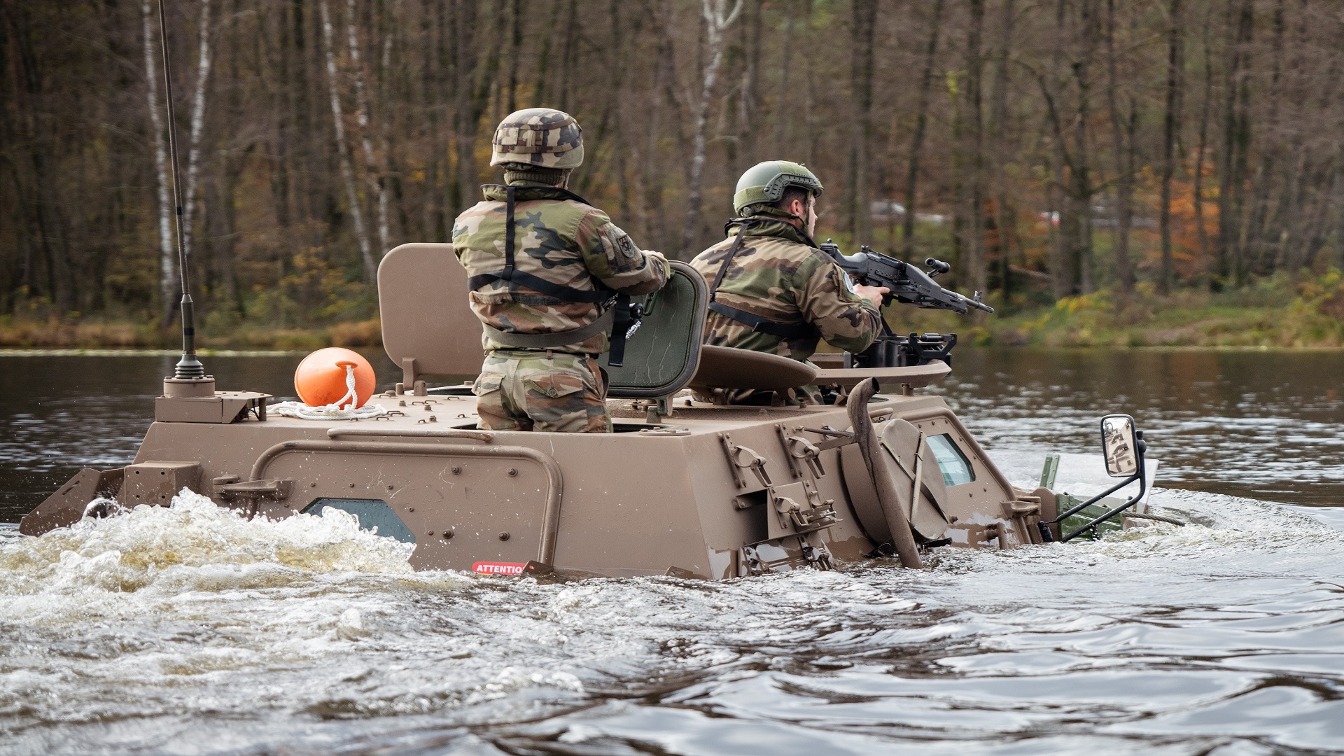 Le 22 novembre 2022, le 2° régiment de hussards a procédé à un exercice de franchissement en VBL sur le plan d’eau d’Haspelschiedt dans la région de Bitche. 