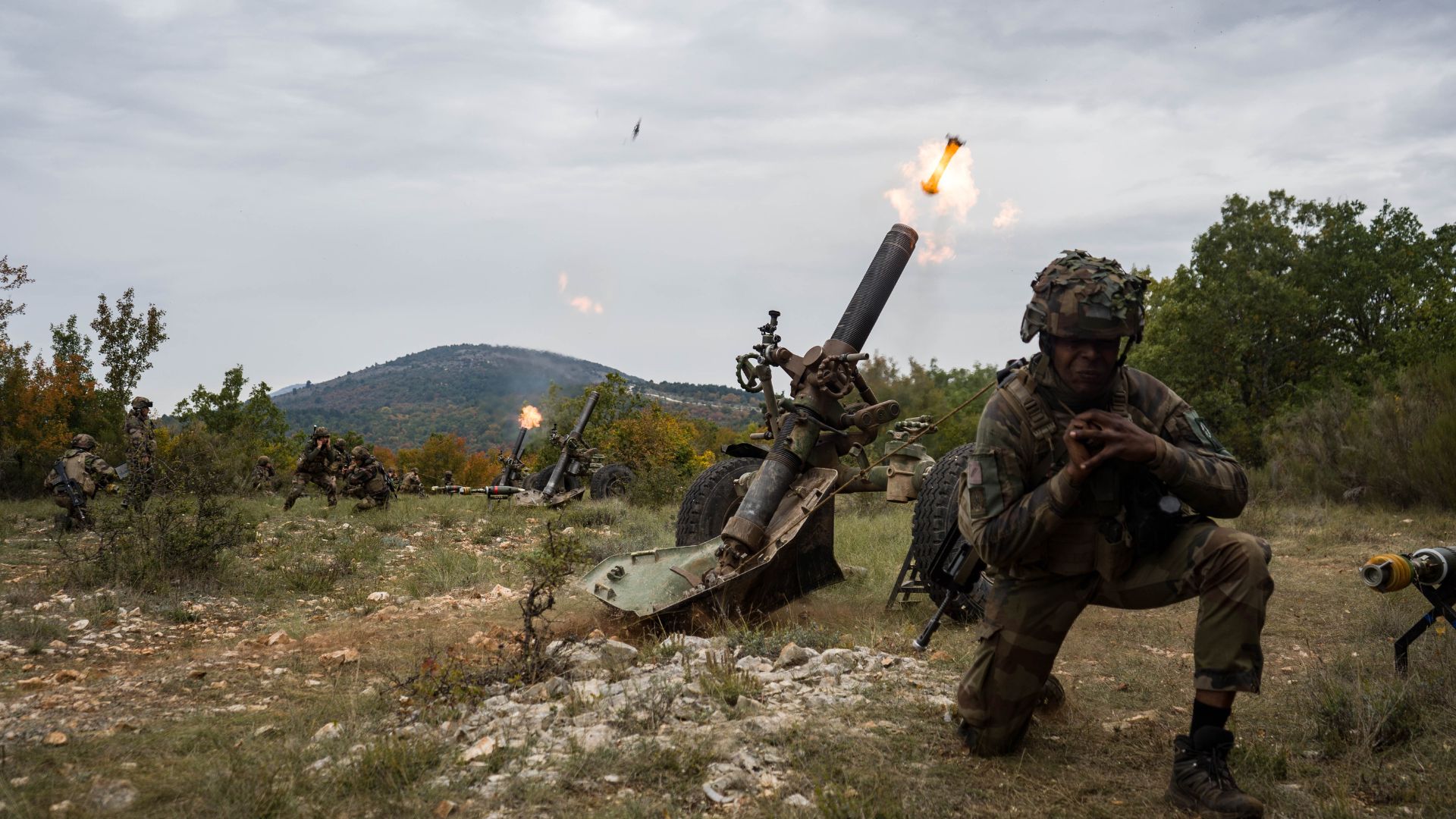 Un artilleur parachutiste déclenche un tir mortier de 120 mm. 