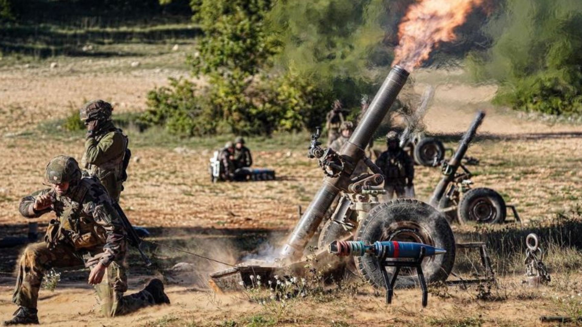 Déclenchement d'un tir mortier de 120 mm. 