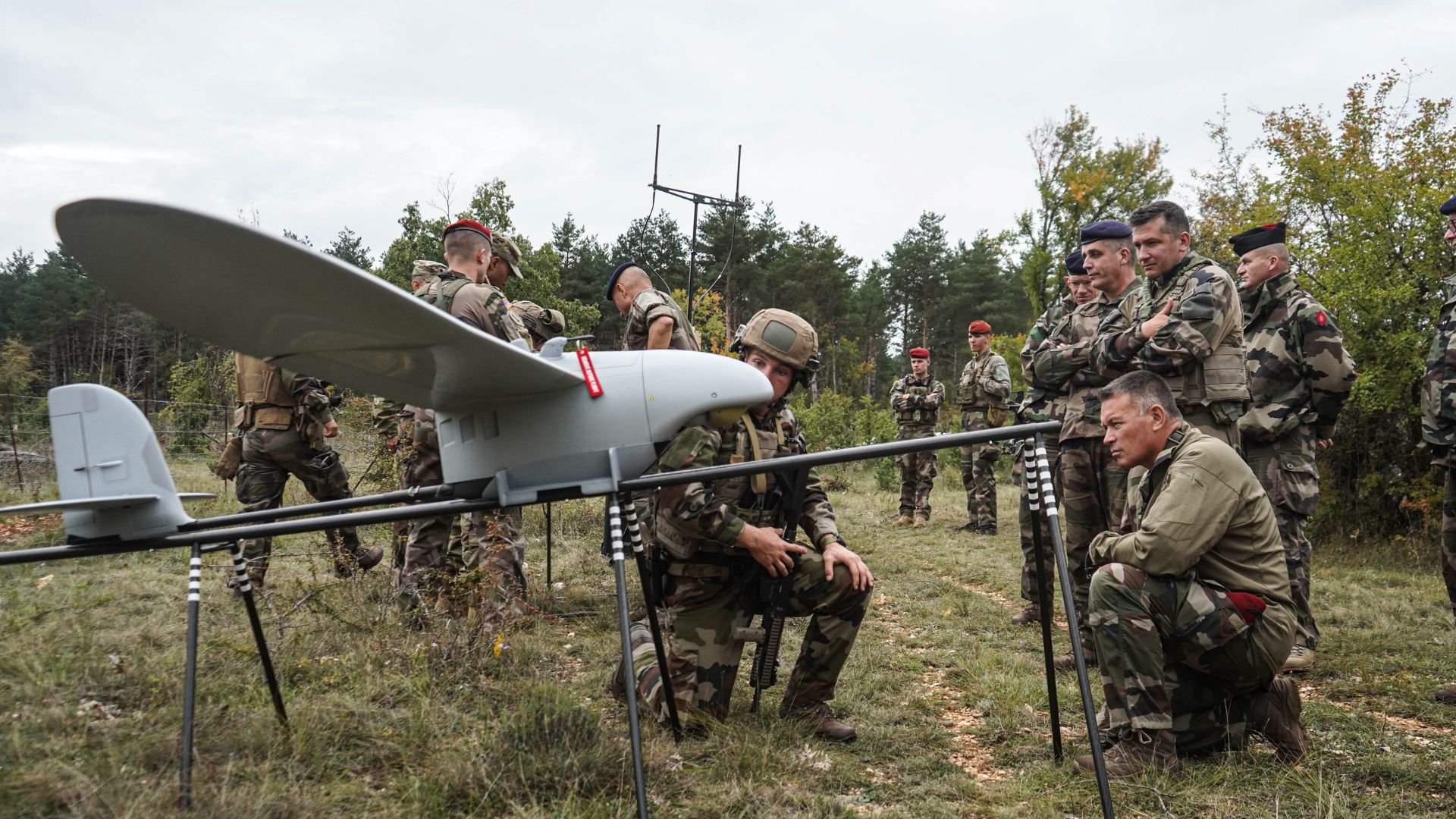 Les autorités assistent à une présentation du SMDR (Système de mini-drones de reconnaissance) du 61e régiment d'artillerie. 