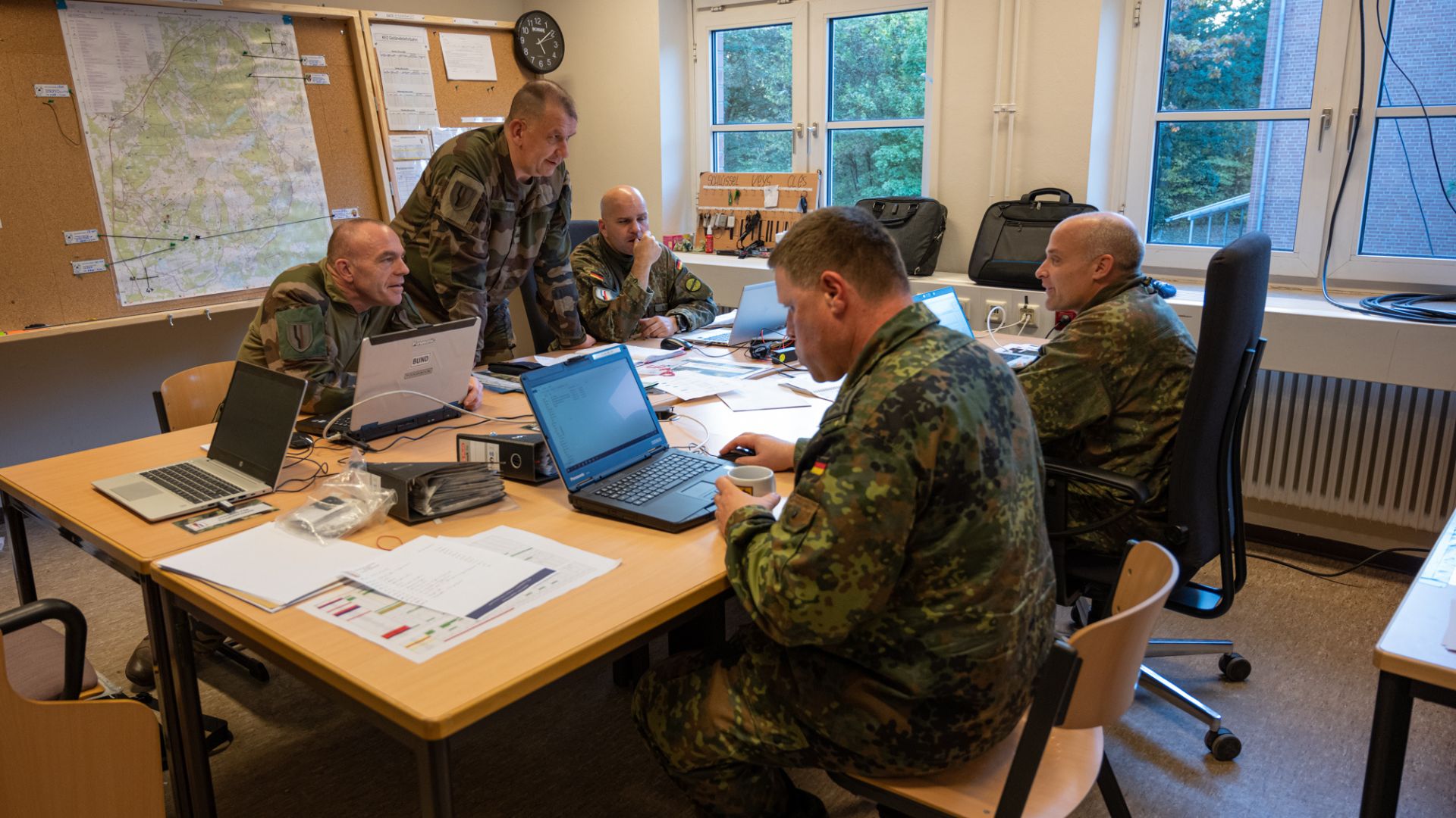 Au bureau de securite des tirs, Français et Allemands travaillent de concert pour assurer le bon déroulement des tirs.