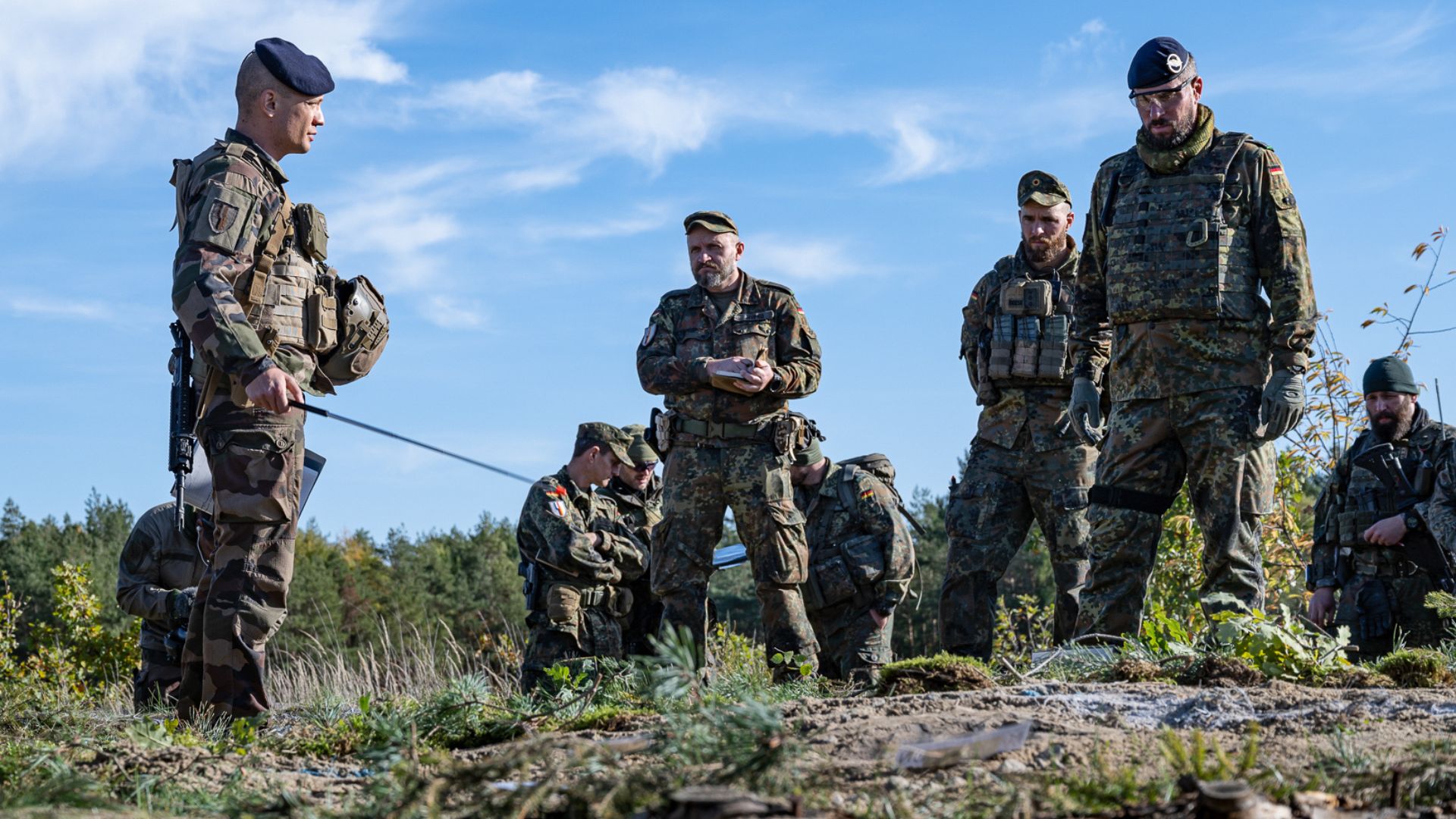 Un capitaine explique la manœuvre de son SGTIA au commandant de la Task Force allemande.