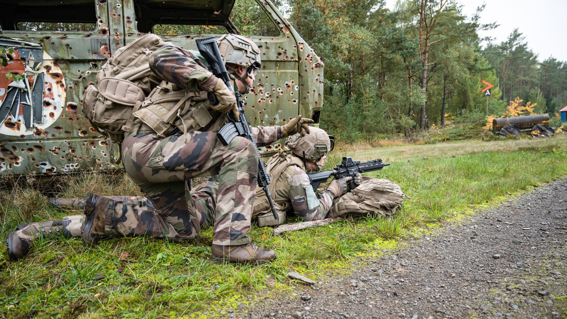 Les soldats du 1er RI et du 3e RH s'entraînent aux tirs à balles réelles avec leurs armes légères de dotation.