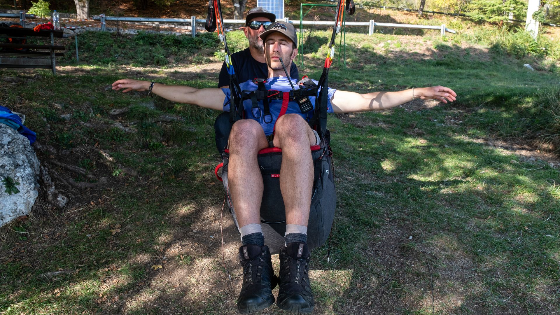 Un stagiaire en pleine séance de visualisation avec Cédric, directeur de l'école de parapente "Voyageurs du ciel". 