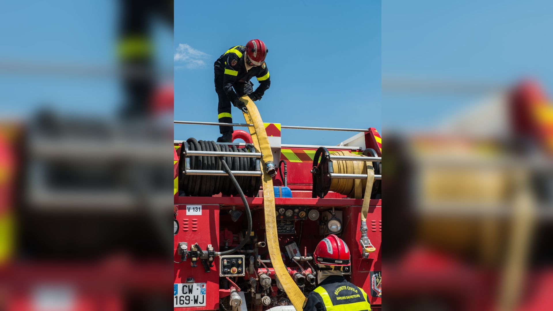 Un sapeur-sauveteur de l'UIISC7 de Brignoles prépare le matériel.