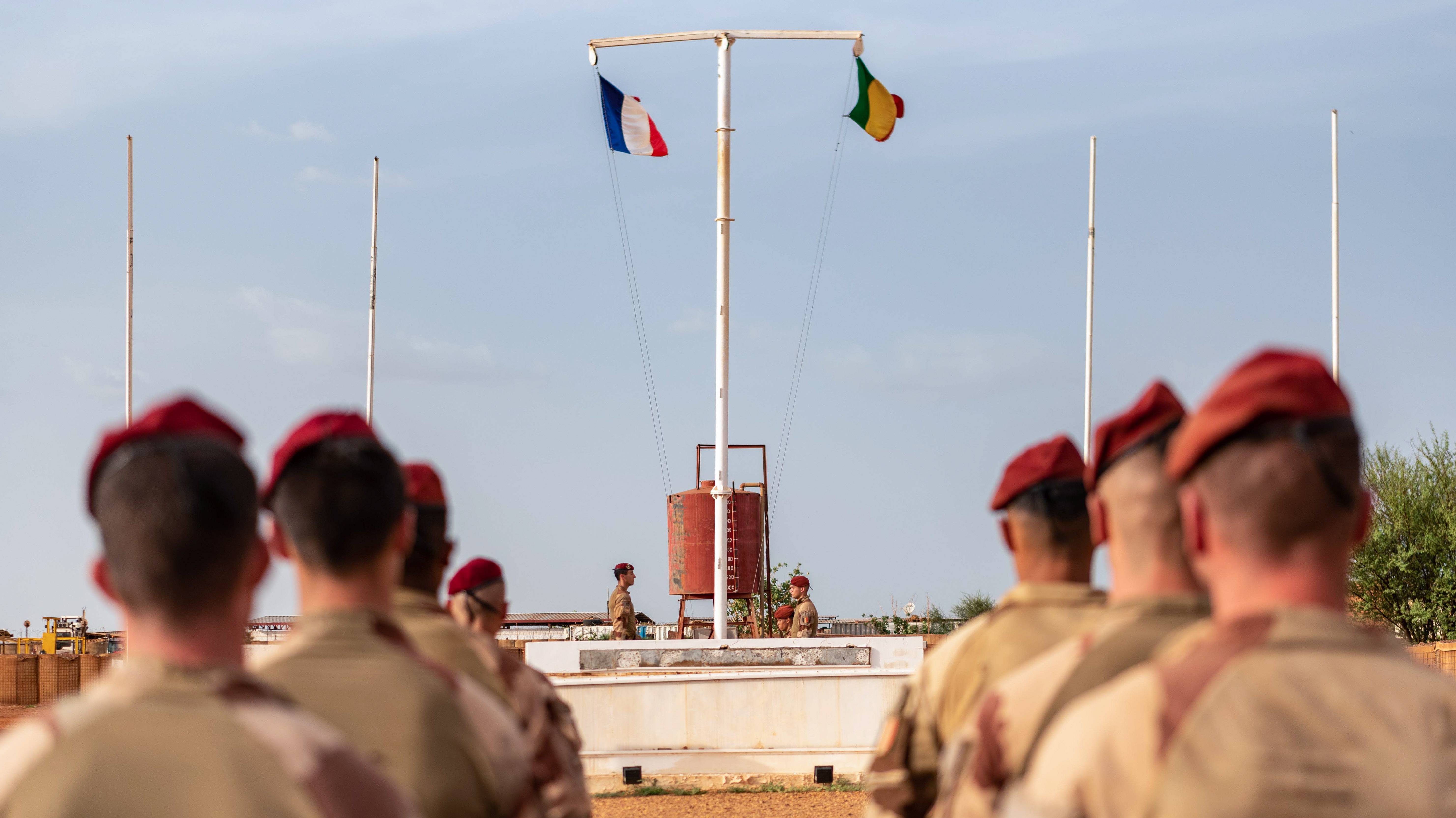 Les soldats français encore en poste procèdent à la dernière cérémonie de descente des couleurs, sur la place d’armes de la plateforme opérationnelle désert de Gao.