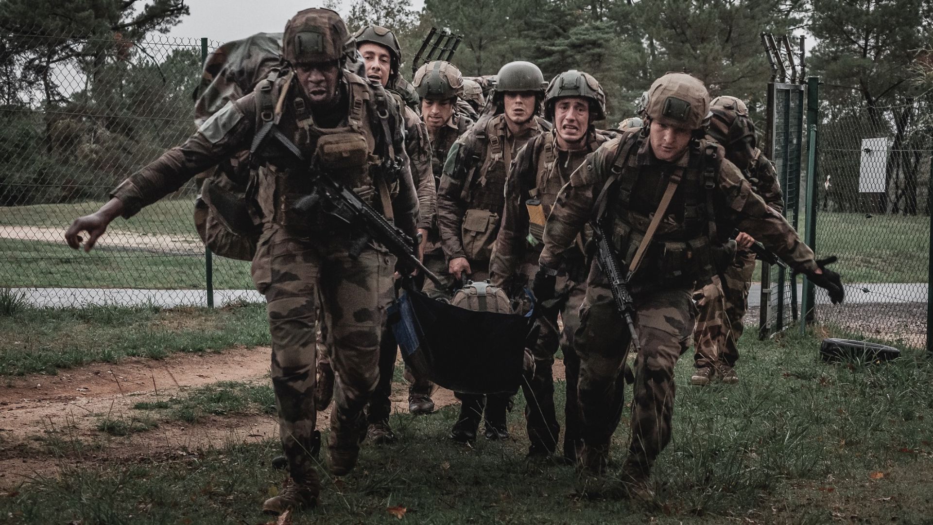 Des soldats s'entraînent à porter un camarade blessé