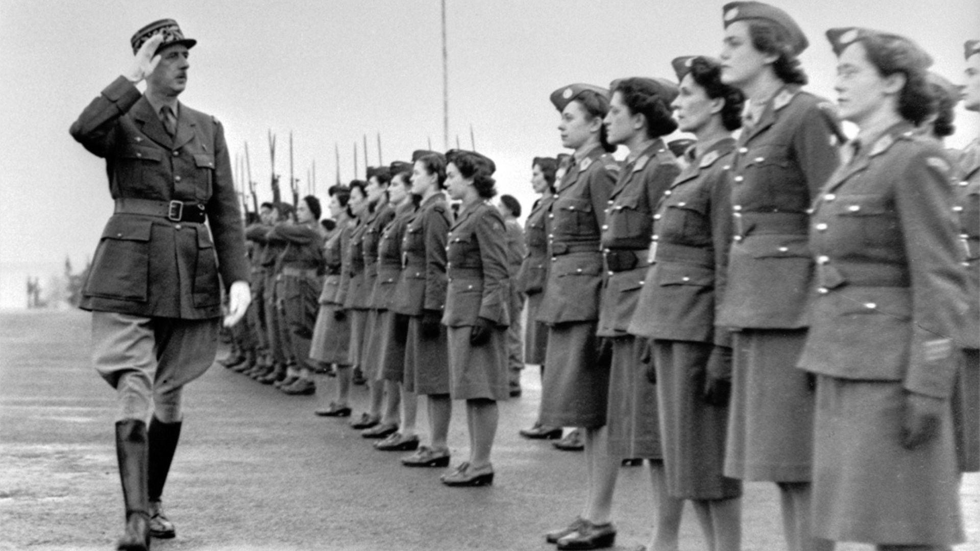 Le général de Gaulle passe en revue les femmes engagées dans les Forces françaises libres.Le général de Gaulle passe en revue les femmes engagées dans les Forces françaises libres.