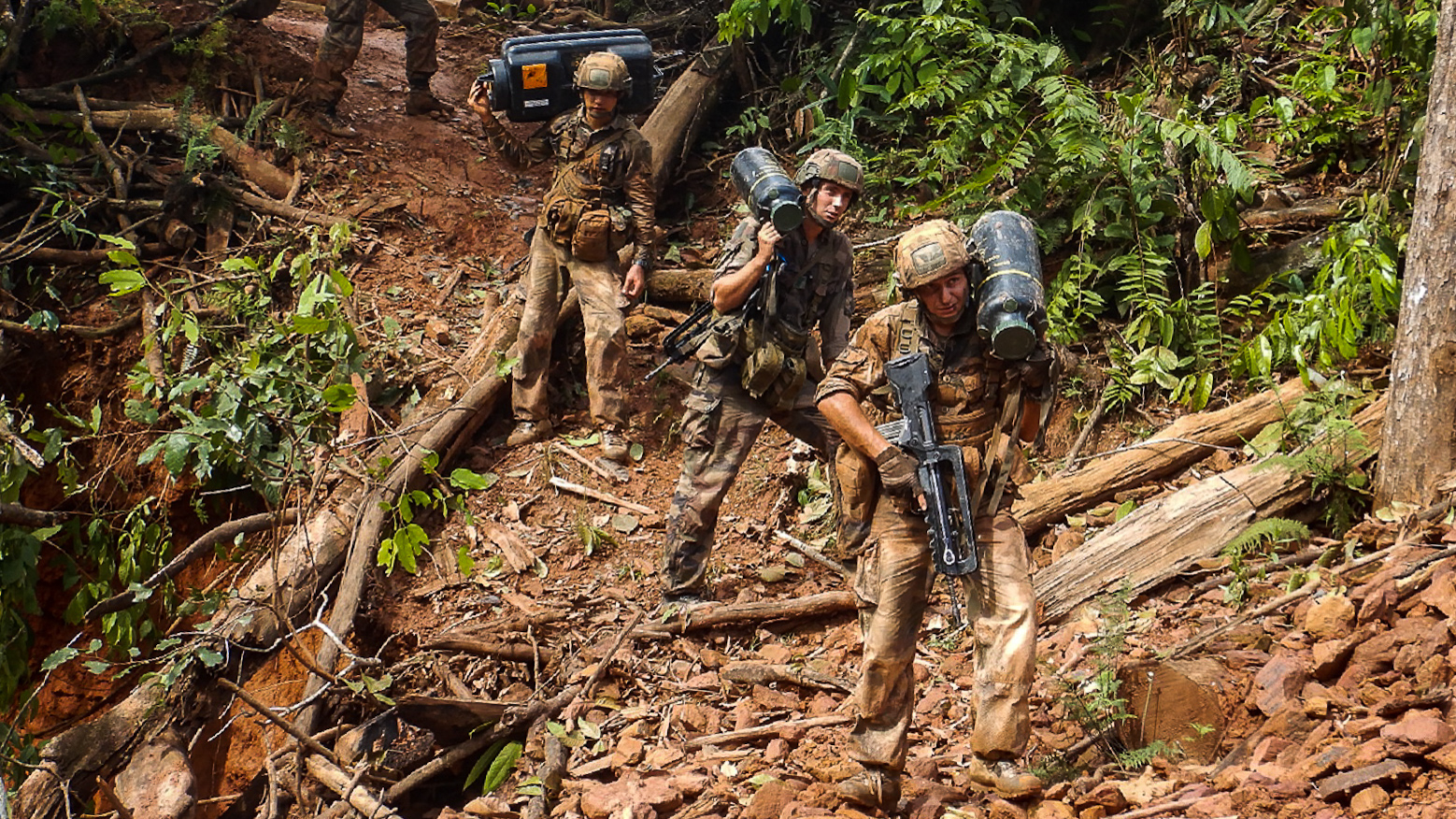 Le détachement du génie de la 3e compagnie du 9e régiment d’infanterie de marine achemine des explosifs afin de détruire des puits et des galeries d’orpaillage illégal, à l’ouest du département guyanais, lors de l’opération Piya.