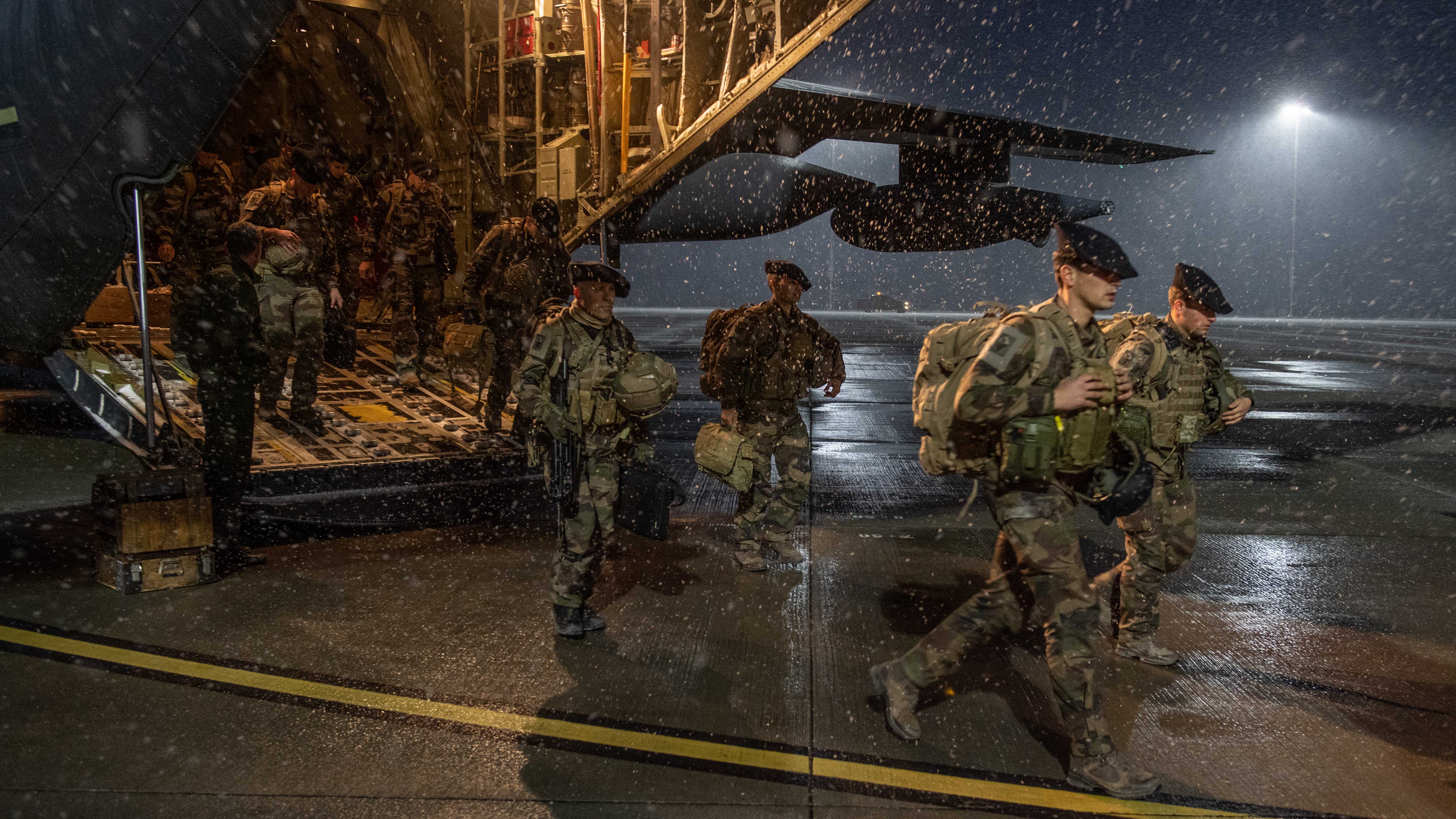 Les premiers éléments de l’échelon national d’urgence, armés par la 27e brigade d’infanterie de montagne, débarquent d’un Hercules C 130 J, à Constanta en Roumanie.