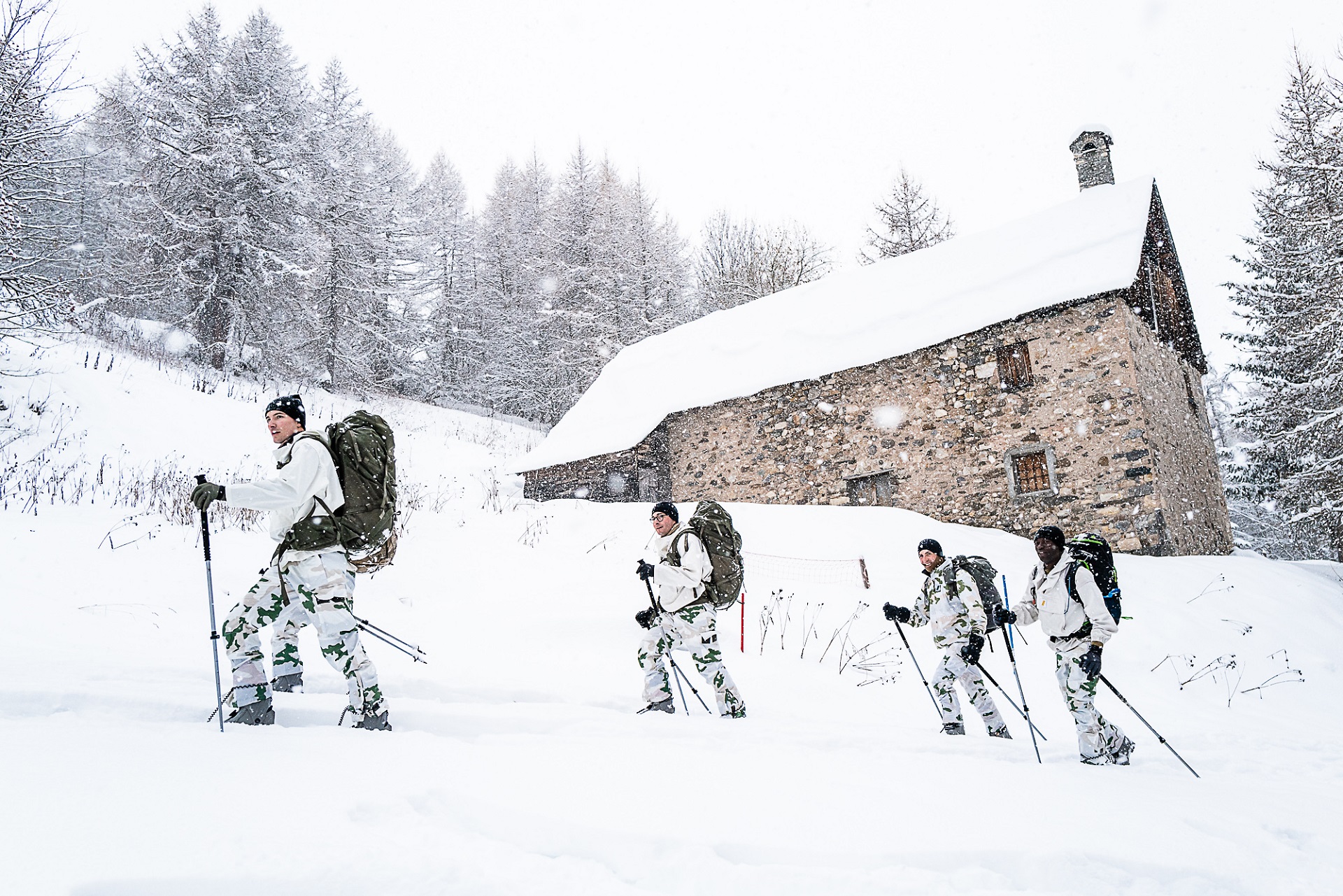 La montée en ski de randonnée s'effectue en couches de vêtements légères sur l'homme, qui en rajoutera à la descente.