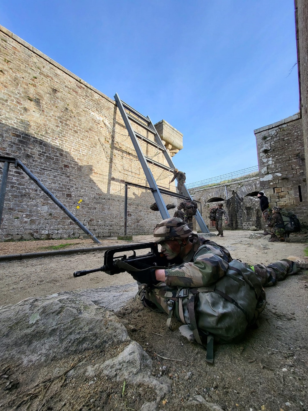 Un soldat enchaîne les activités dans le fort de Penthièvre