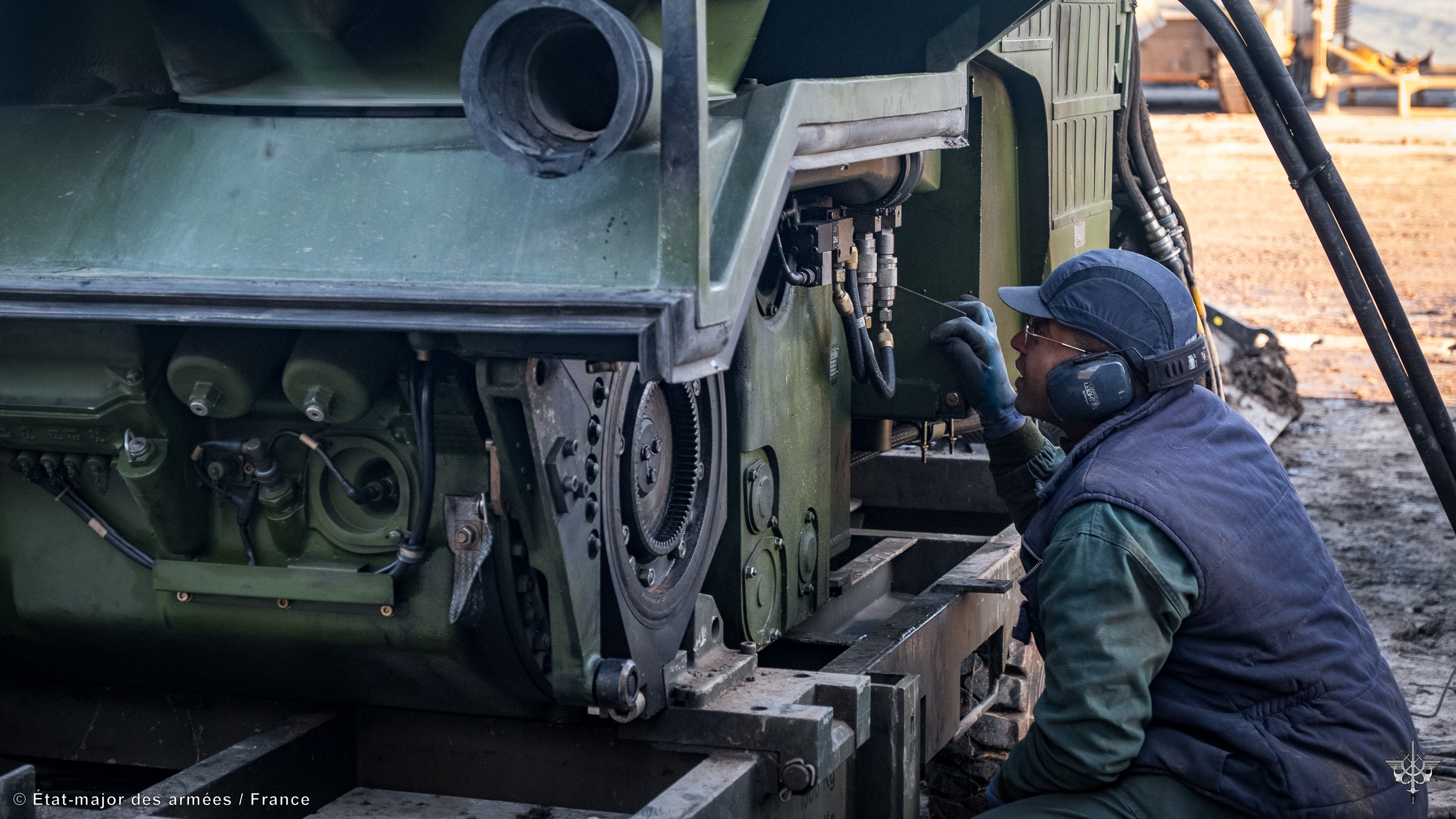 Sur le camp militaire de Cincu, les maintenanciers oeuvrent de jour comme de nuit sur la plateforme logistique de la zone française.