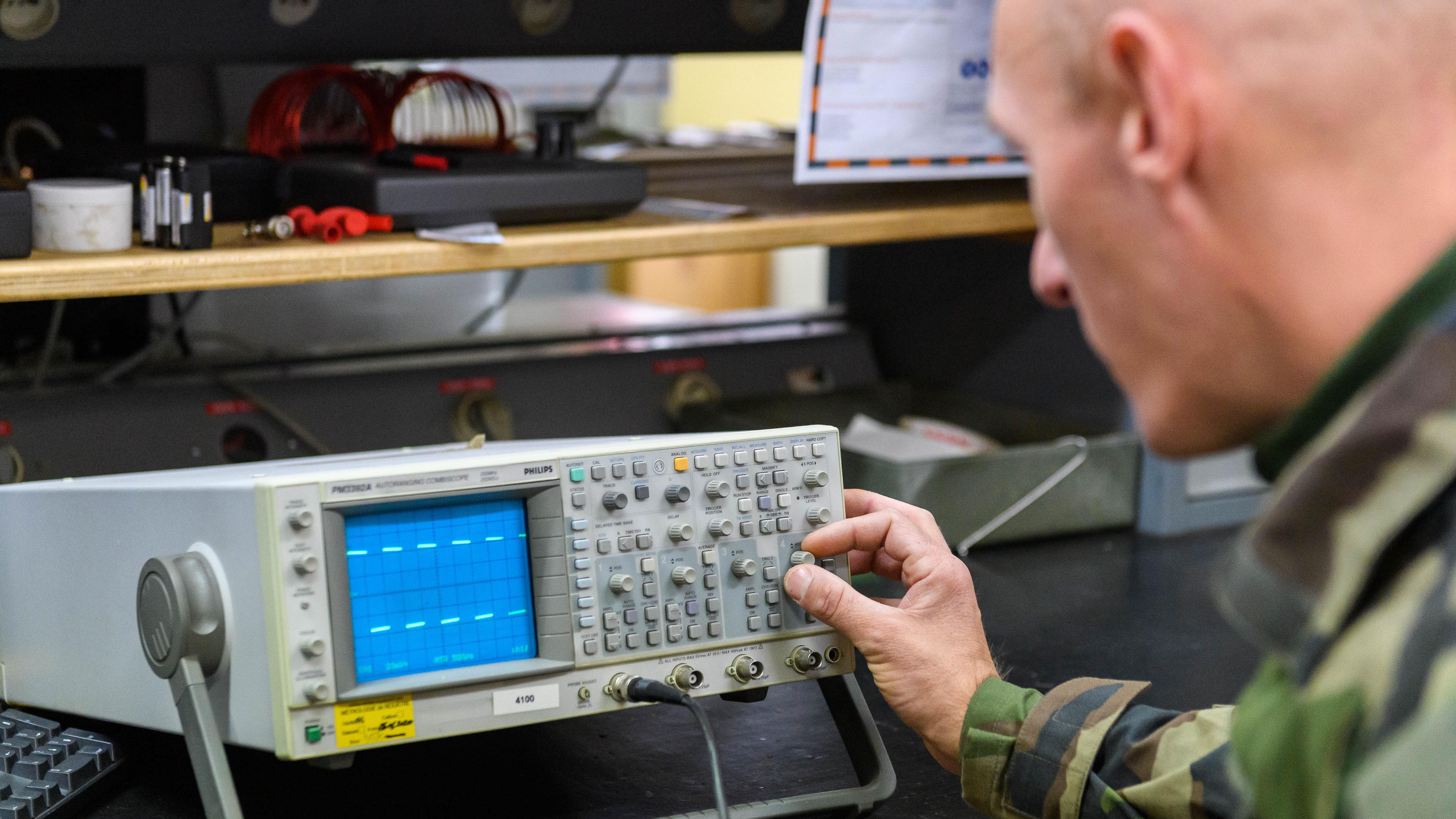 L'oscilloscope est un instrument de mesure destiné à visualiser le signal électrique d'un appareil.