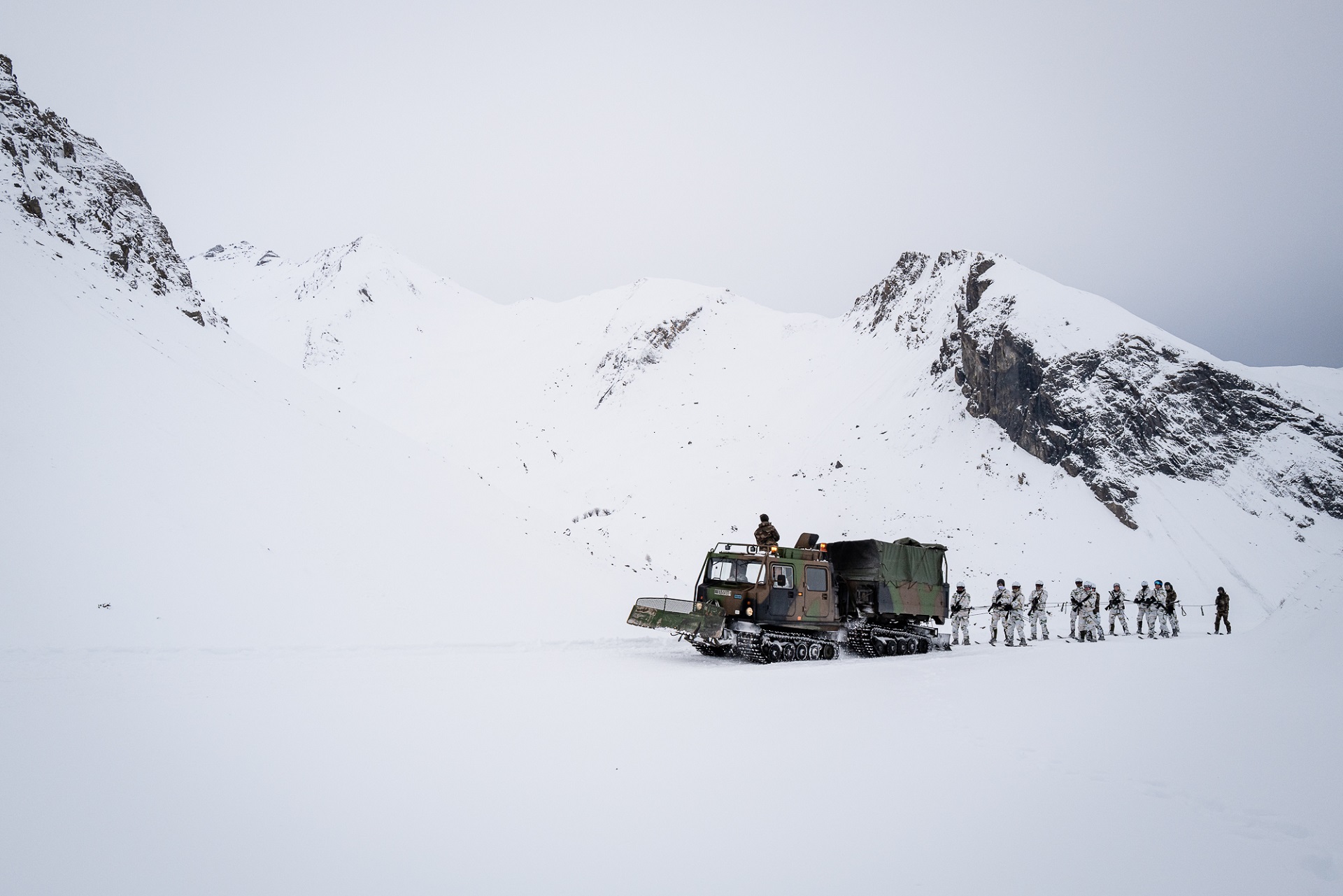 Le transport d'un groupe de combat en ski-joëring, à l'aide du VAC NG, permet le déploiement rapide dans une zone isolée et escarpée.