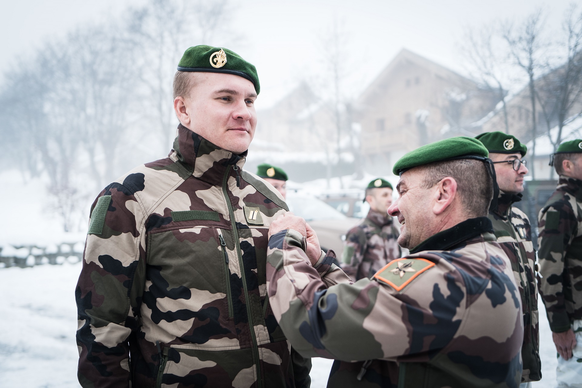 Le CDU remet au sergent le porte-clés mémoire pour sa réussite aux modules de la FAMI.