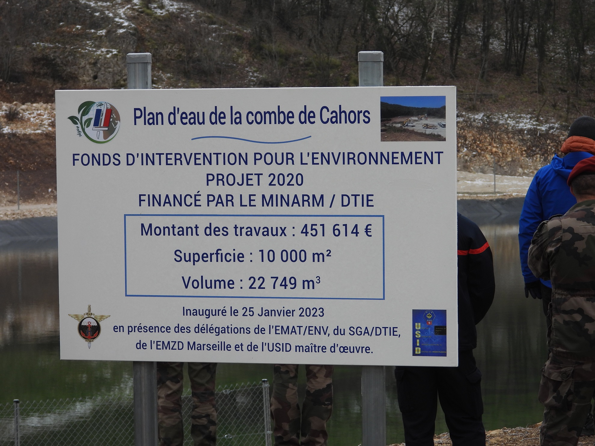 Plaque d'inauguration du plan d'eau de la combe de Cahors, le 25 janvier 2023