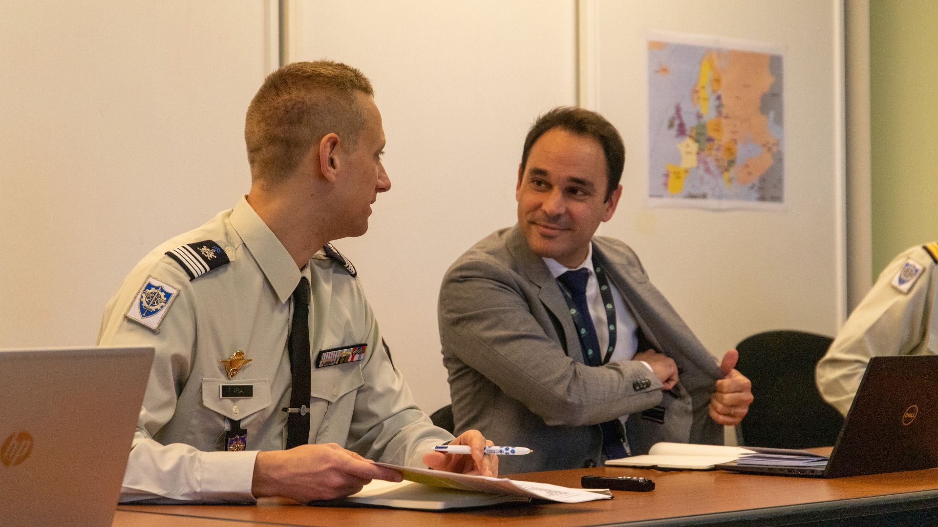 Le commandant Thomas du C02I discute avec le détaché de liaison de l'entreprise ARQUUS.