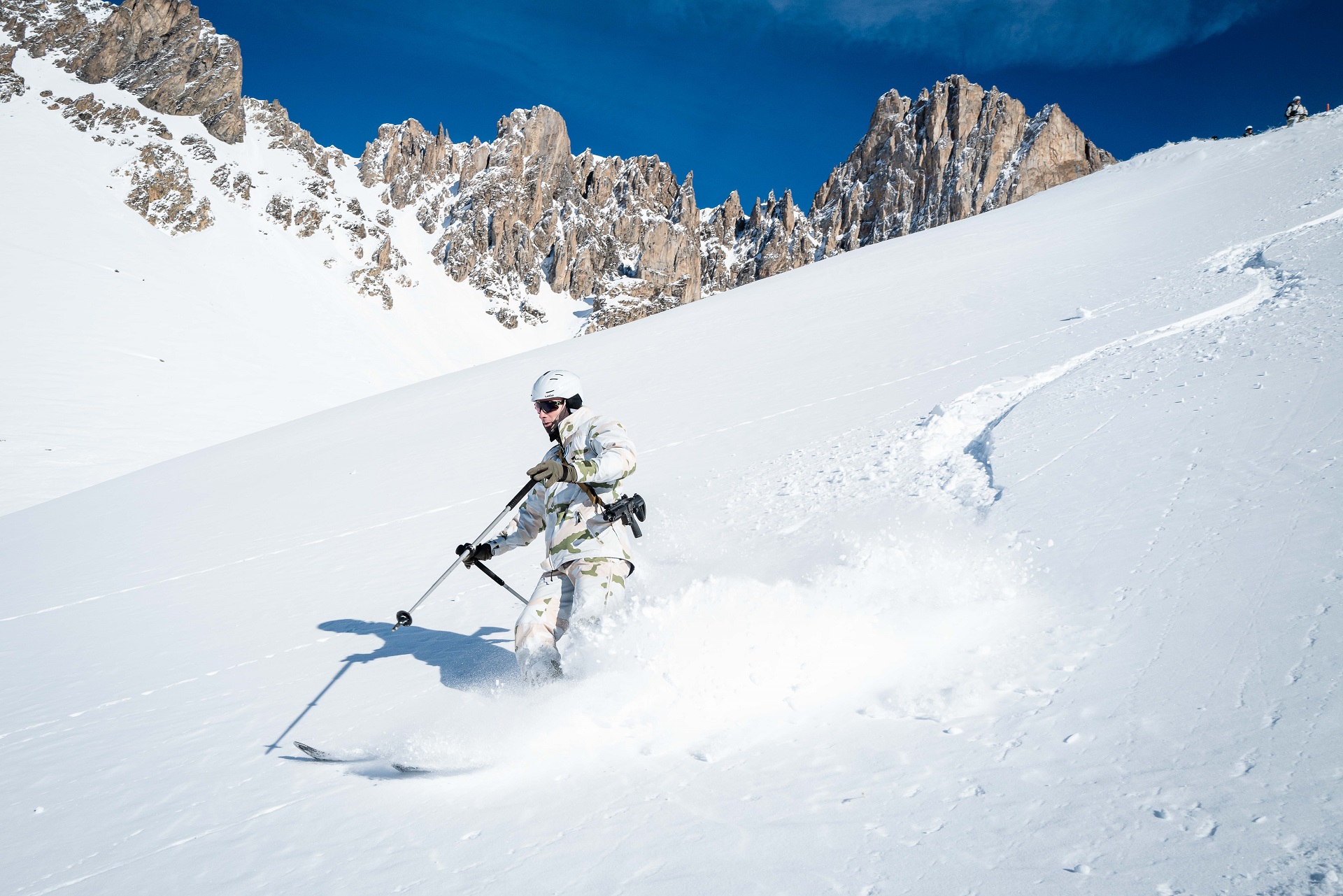 L'apprentissage des techniques de ski alpin se fait à la fois sur piste et hors piste.