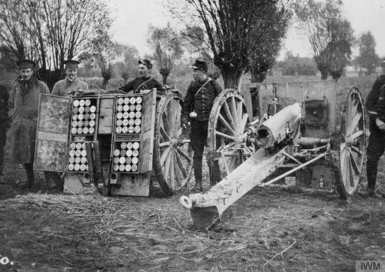 Photo en noir et blanc d'un char équipé d'un canon au début du XXe siècle.