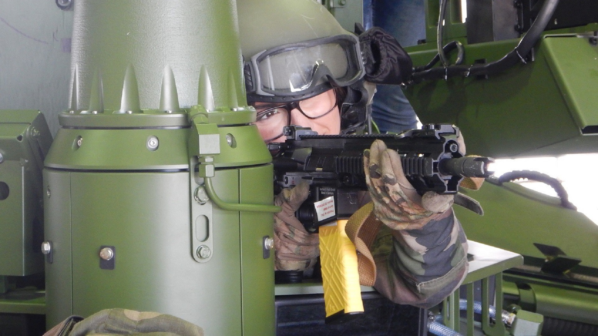 La lieutenant Sybille évalue l'utilisation du HK 416F depuis la trappe de secours du Jaguar.