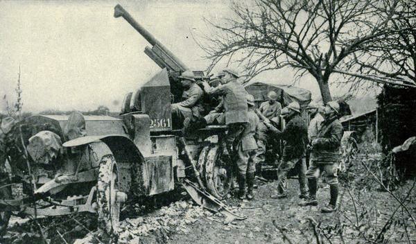 Véhicule équipé d'un auto canon de Dion Bouton, vers 1910.