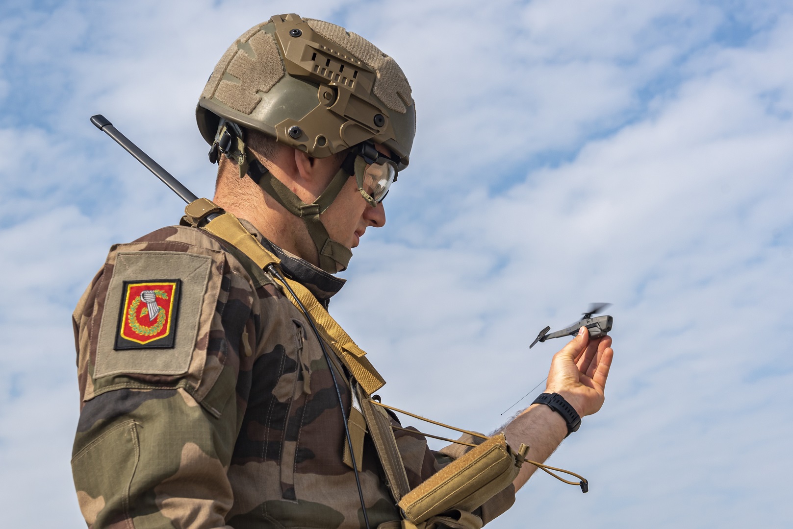 Un soldat de la 6e BLB tient un drone Black Hornet lors d’un exercice tactique au CENTAC-1er BCP.