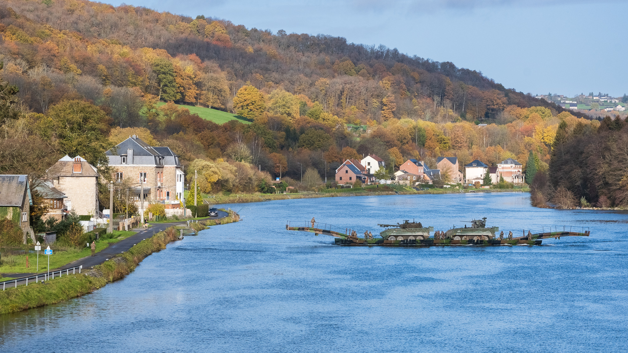 Les véhicules blindés belges franchissent la Meuse sur le pont flottant du 6e RG.