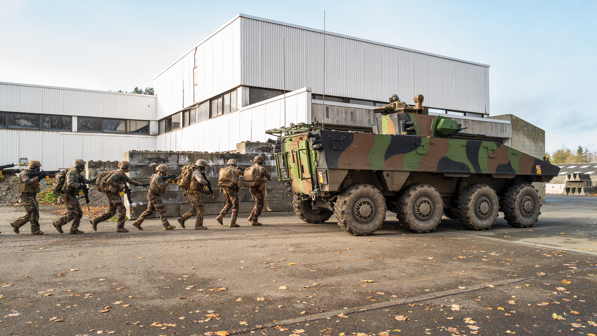 Les diables rouges à l'assaut d'une position ennemie.