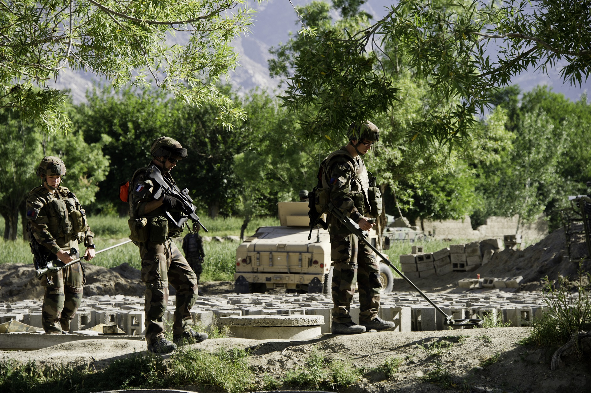 Avant de devenir commis greffier, Stéphane (au centre), a été déployé entre autres en Afghanistan, avec le 13e RG.